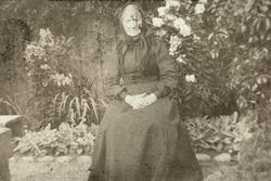 Eldre dame i selskap