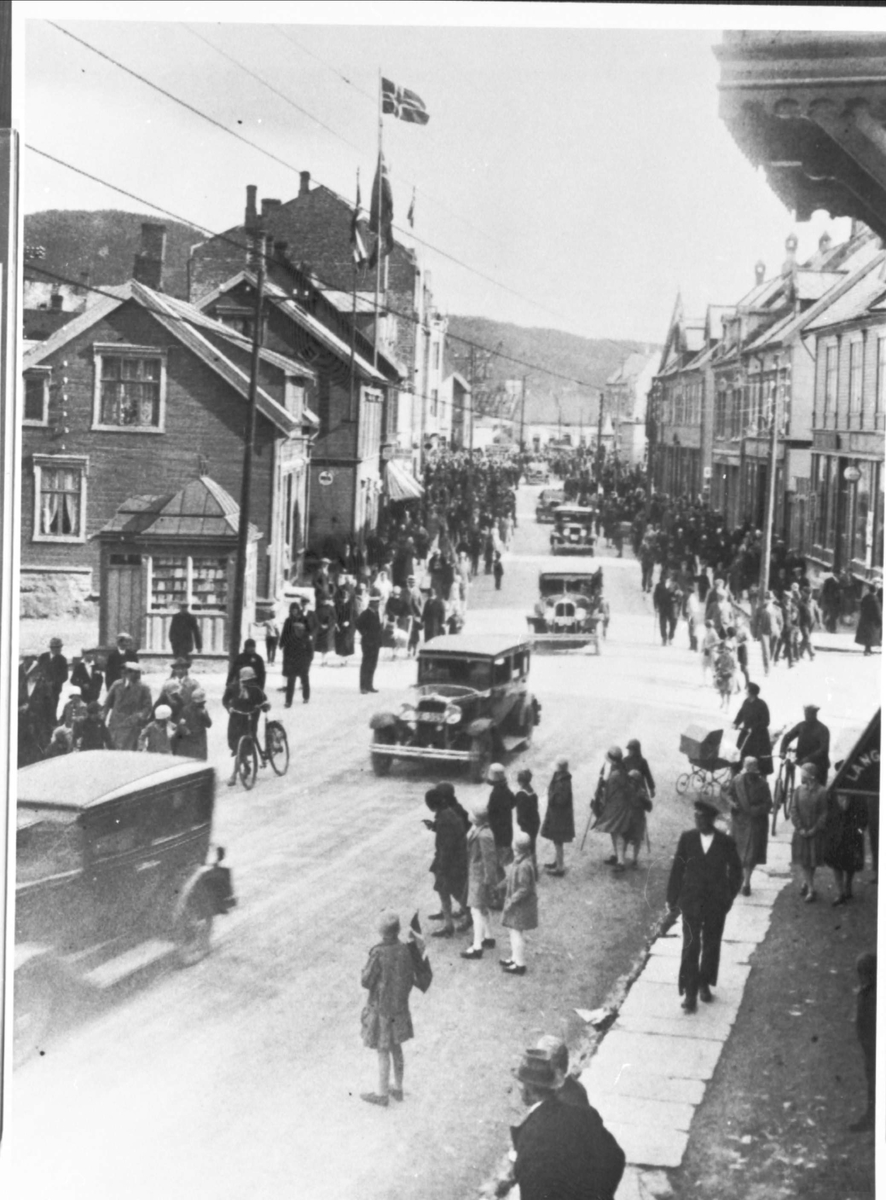 Biler og mennesker i Strandgata.