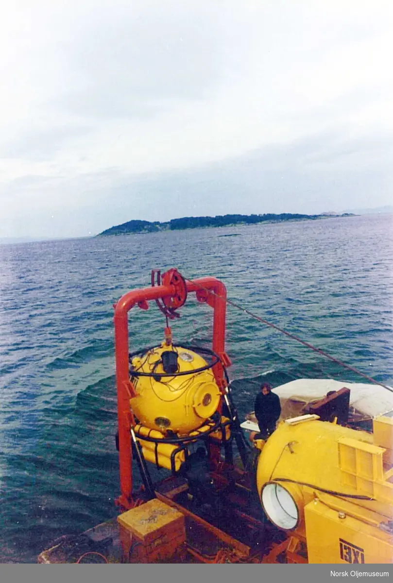 Dykkerklokke svinges ut fra dykkerskipet Spissøy 3X for å senkes i sjøen under DnV sin dykkeropplæring.