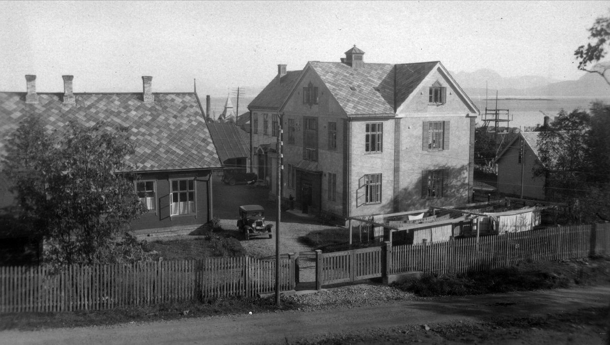 Gamle Harstad sykehus, med "lasarettet" til venstre. Biler og klesvask i gården.