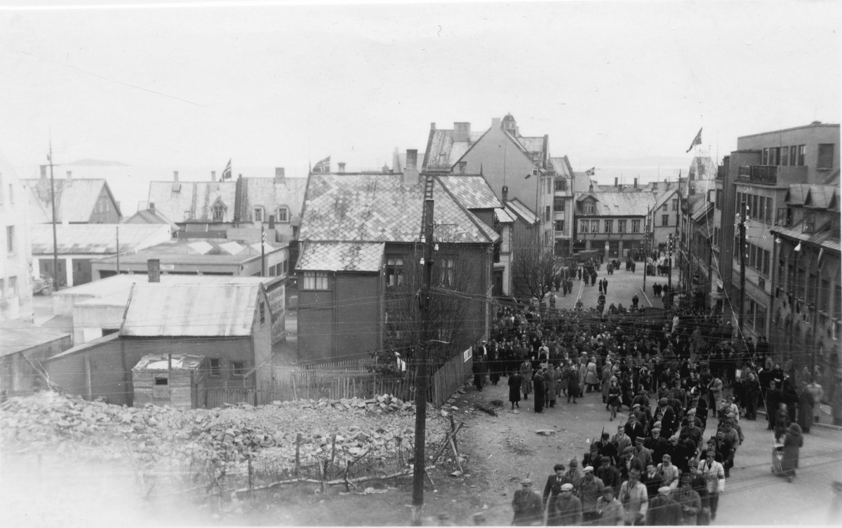 Folkemengde i Rikard Kaarbøs gate, etter frigjøringen i 1945. I forgrunnen marsjerer hjemmestyrkene.
