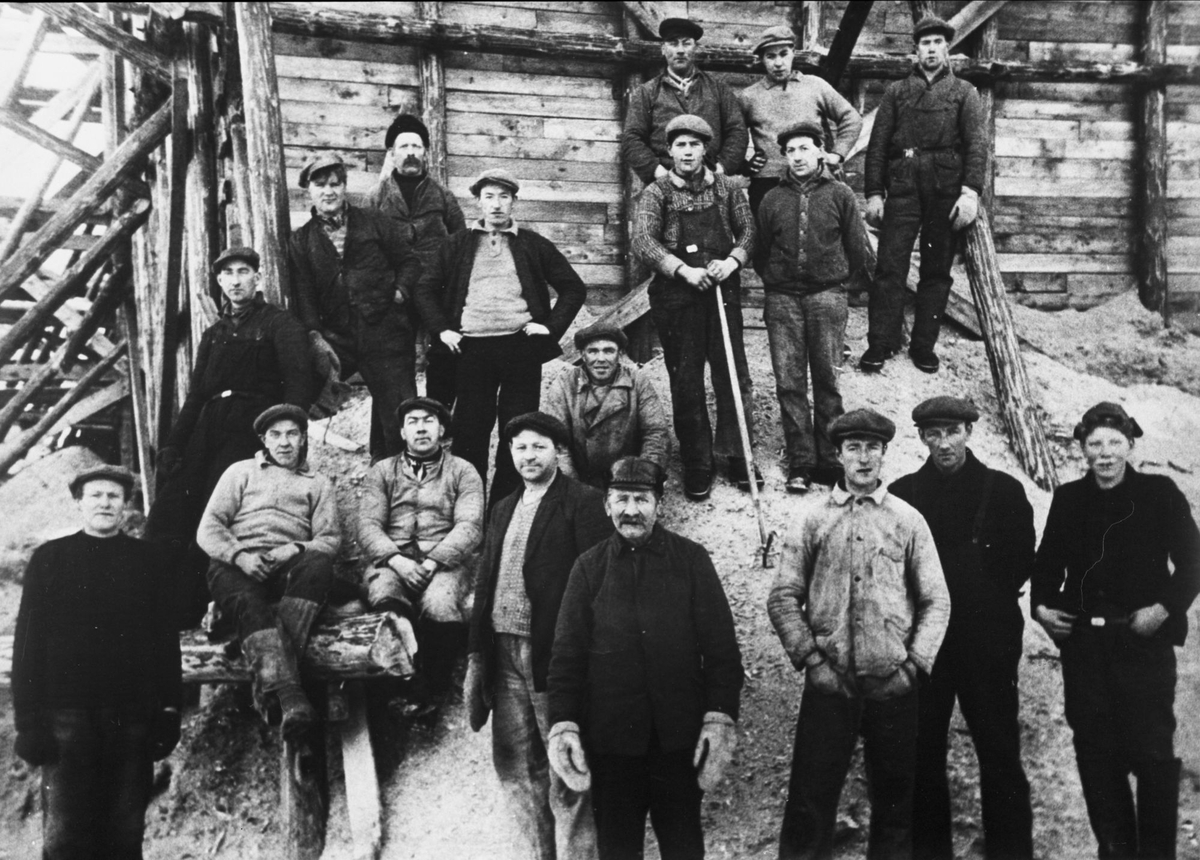Arbeidskarer foran isbingen ved Møkkelandsvannet, 1931.