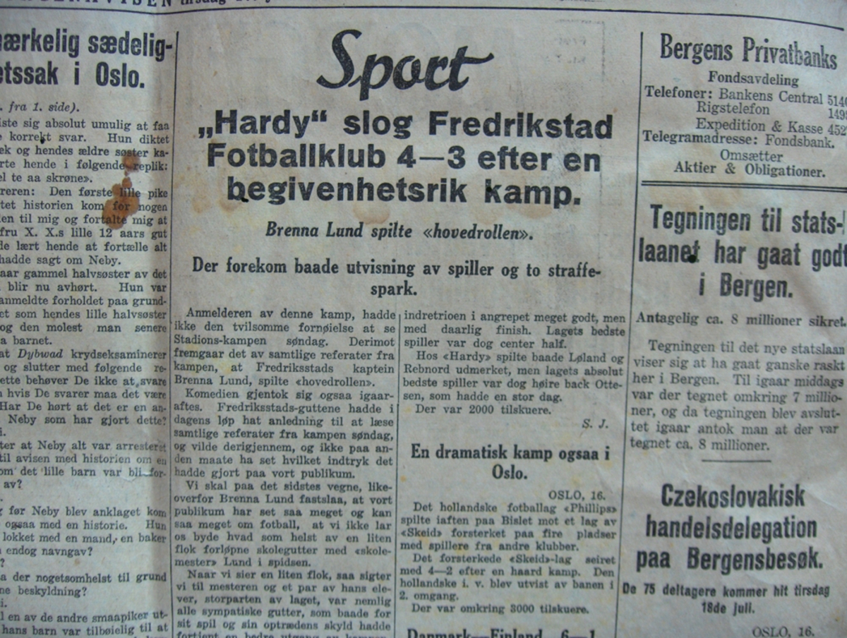 På s. 2 i denne avisen er det referat av en fotballkamp der FFK tapte 4-3 for "Hardy". Brenna Lund "spilte hovedrollen".