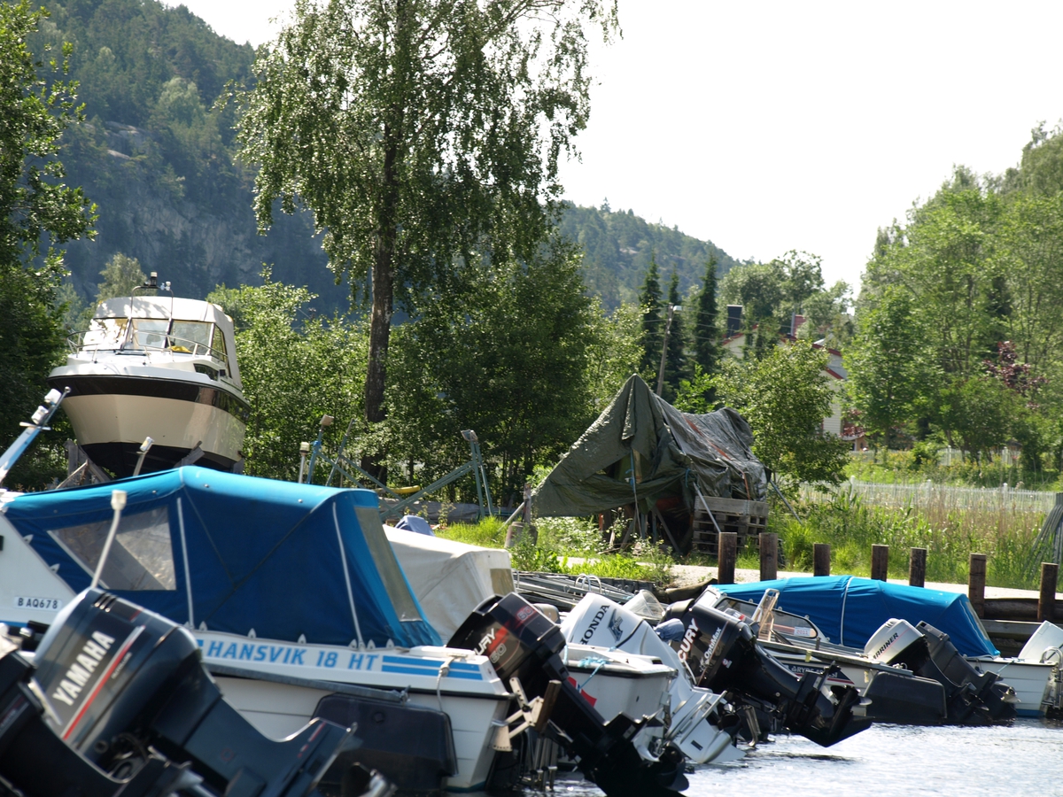 I den innerste del av Eskeviken finnes brygger for småbåter samt et båtopplag. Foto: Bodil Andersson, Østfoldmuseene/Halden historiske Samlinger.