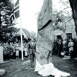 Kronprins Harald avduker minnesten for Borgartinget på Borga