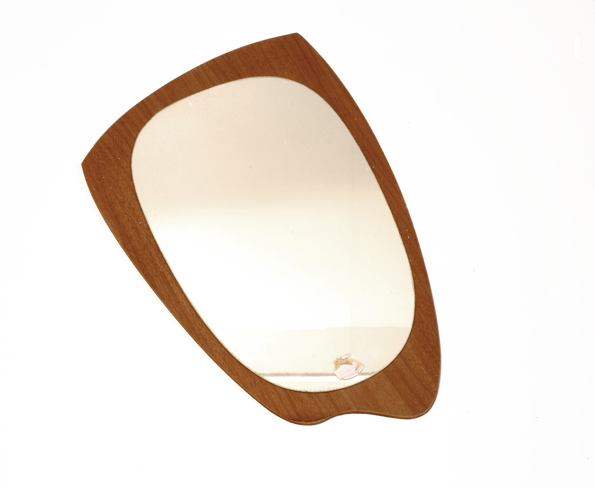 Oval spegel montert på plate av teakimitasjon