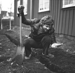 Arkeologi, steinøks, mann, spade, graving, skinnjakke,