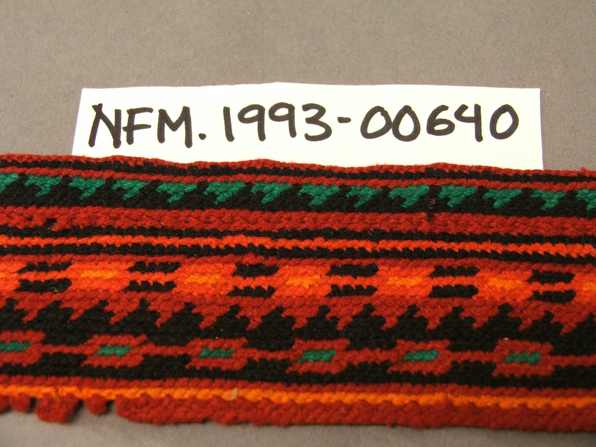 Langsgåande strekar og geometriske bordar; Rad med "luftmasker", kjettingbordar og trekantliknande motiv. 