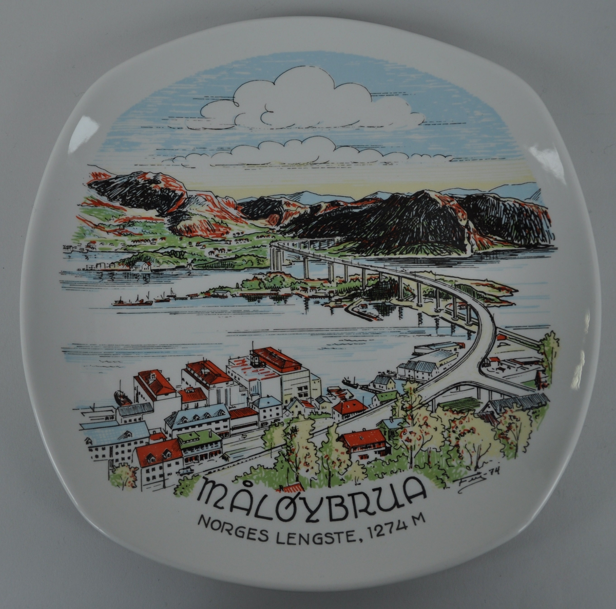 Teikning av Måløybrua og landskapet rundt sett frå Måløysida. Motivet viser ei klynge med hus og eit sund i framgrunnen og mørke fjell, skyer og blå himmel i bakgrunnen.