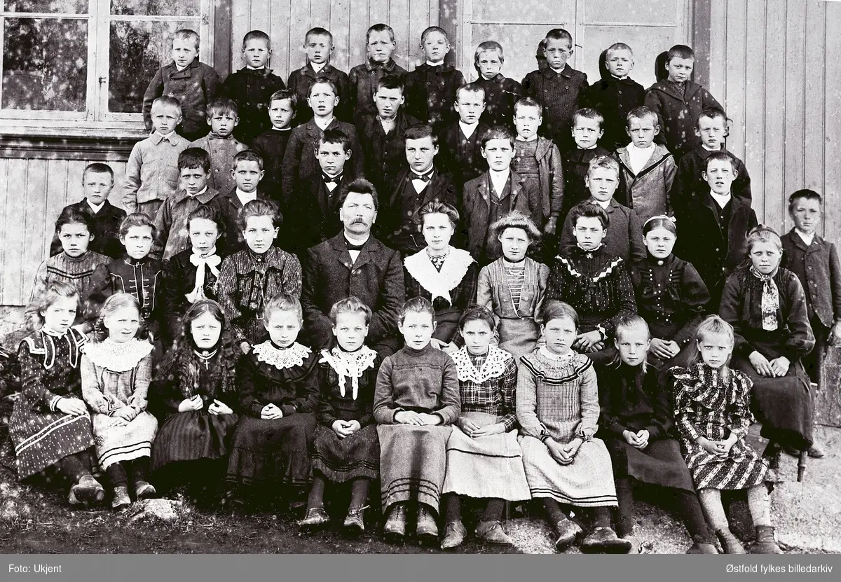 Østaskog skole ca. 1905. Far til eier er med på bildet, Einar E. Berby F.1897. Lærer er Olaf Tonning. Navneliste med plassering, se bilde 2.