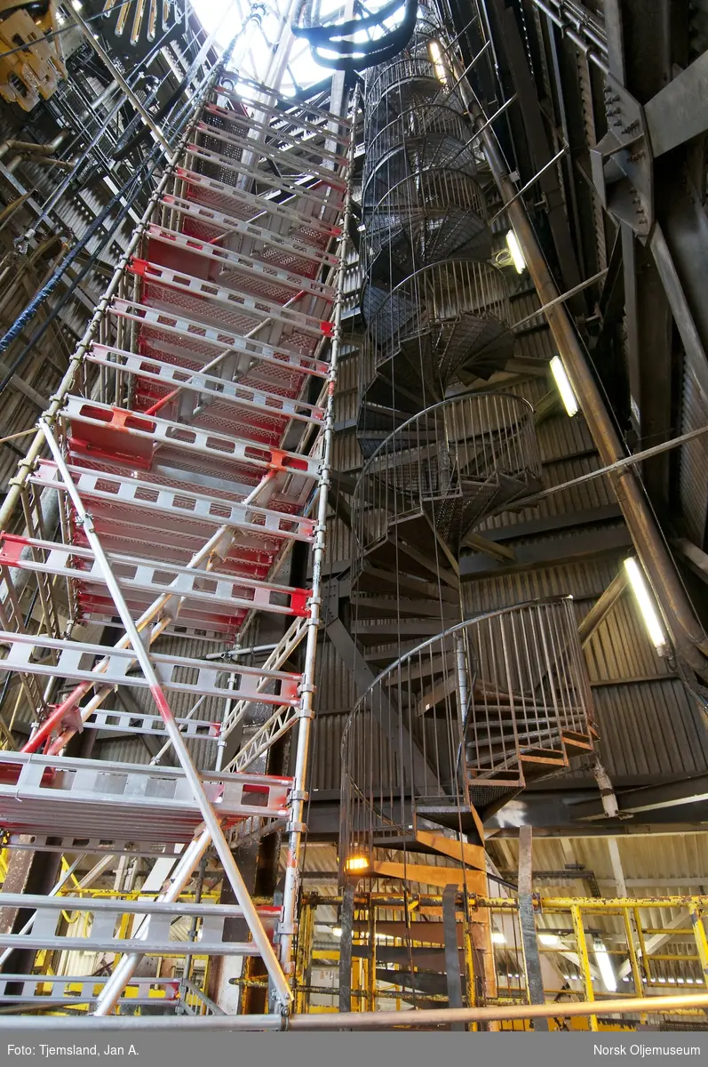 Det er store forhold og stor høyde i boretårnet på Statfjord C.
Et stillas er satt opp for for å kunne gjøre diverse arbeider og en vindeltrapp strekker seg helt fra bunn til topp.