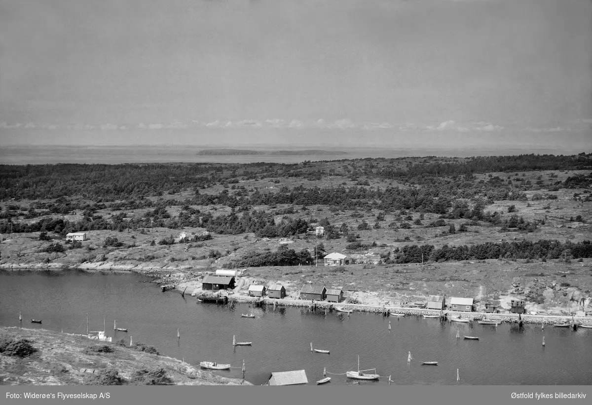 Fiskehavna i Utgårdskilen på Vesterøy, Hvaler i juli 1957.