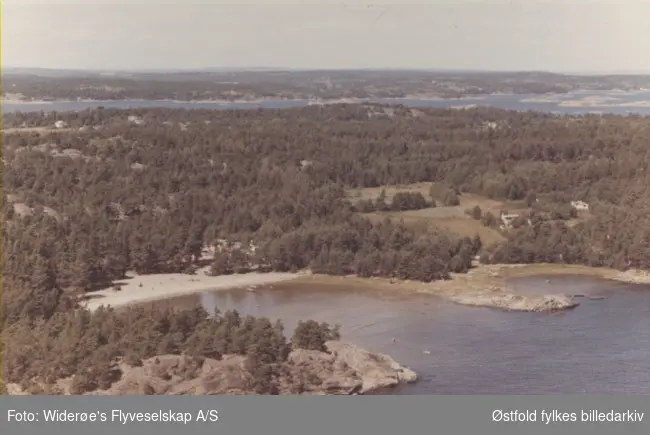 Oversiktsbilde av Fiskekroken på Hvaler, juli 1967. Skråfoto/flyfoto.