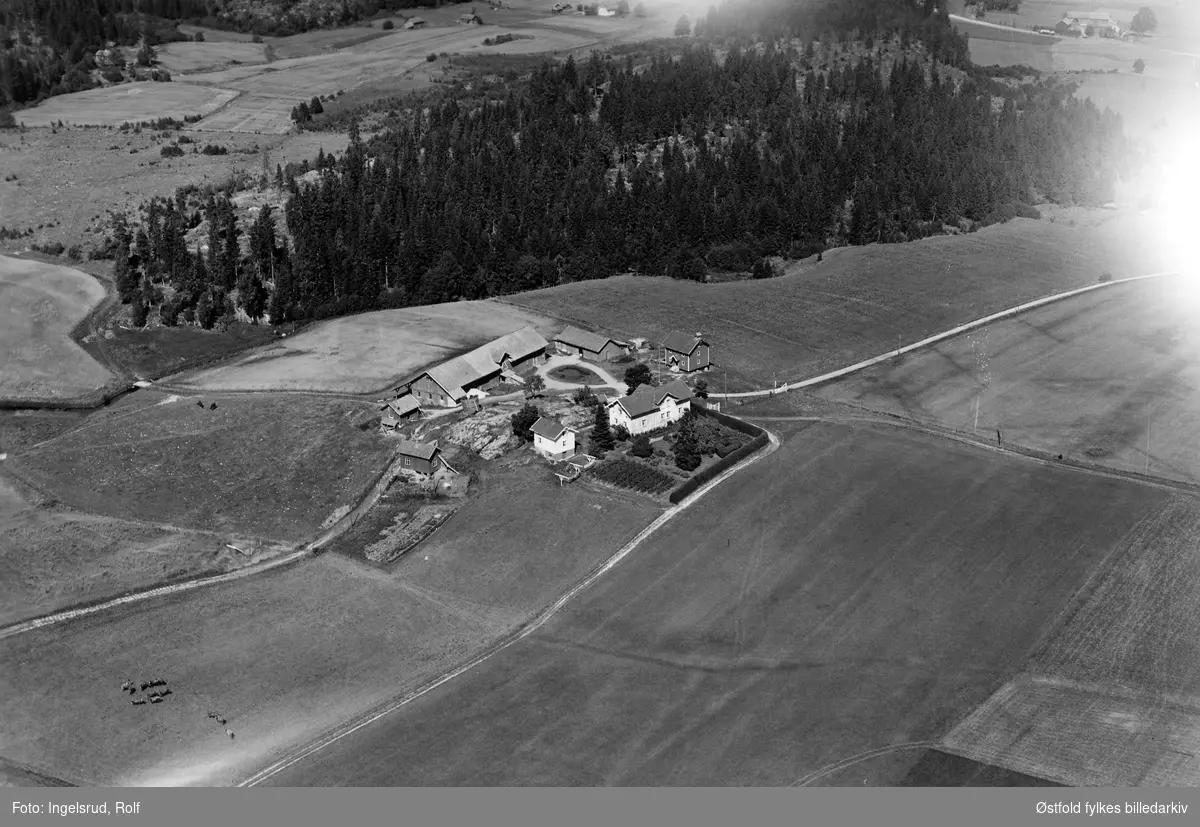 Gården Funderud i Eidsberg, flyfoto 6. august 1953. Daværende eier: Andreas Funderud.