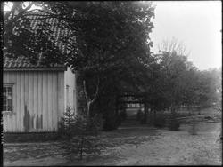 Begravelse på gården Øiestad søndre i Skjeberg,  portal av g