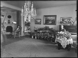Stueinteriør med jubilanter, ant. ektepar. Larsen 1947.
Ste