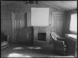 Interiør fra peisestue med kurvmøbler  på Feriehjemmet i Buk