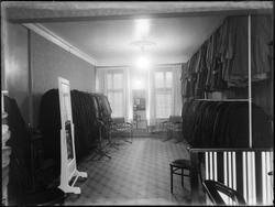 Interiør fra manufakturrforretning, kvinneklær. Ukjent sted.