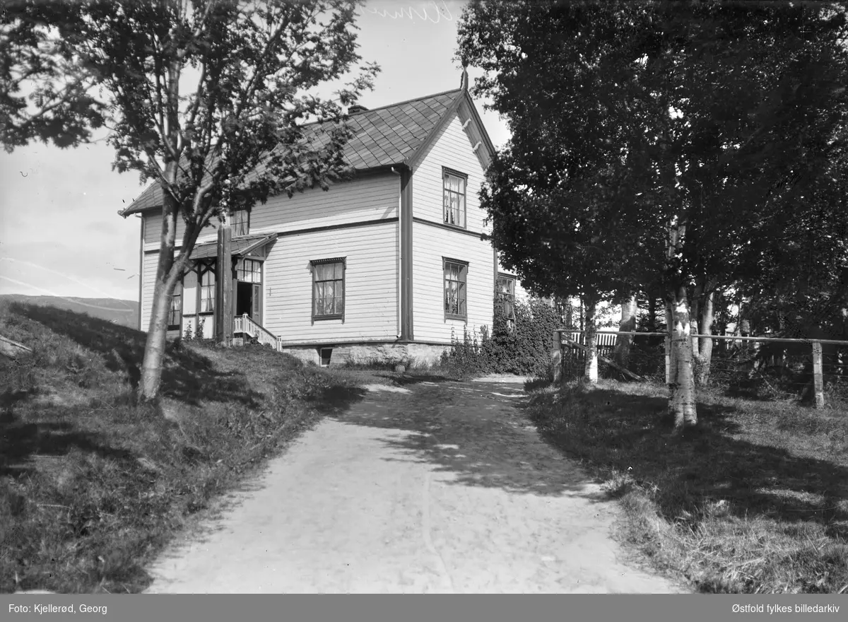 Hemnes prestebolig oppført rundt 1880, Hemnesberget i Nordland. I høyre bildekant sees i bakgrunnen "verdens nordligste eik" (fredet tre).