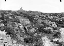 Loshytta på Merdø, Arendal 1910.  Velkjent kanon til høyre i