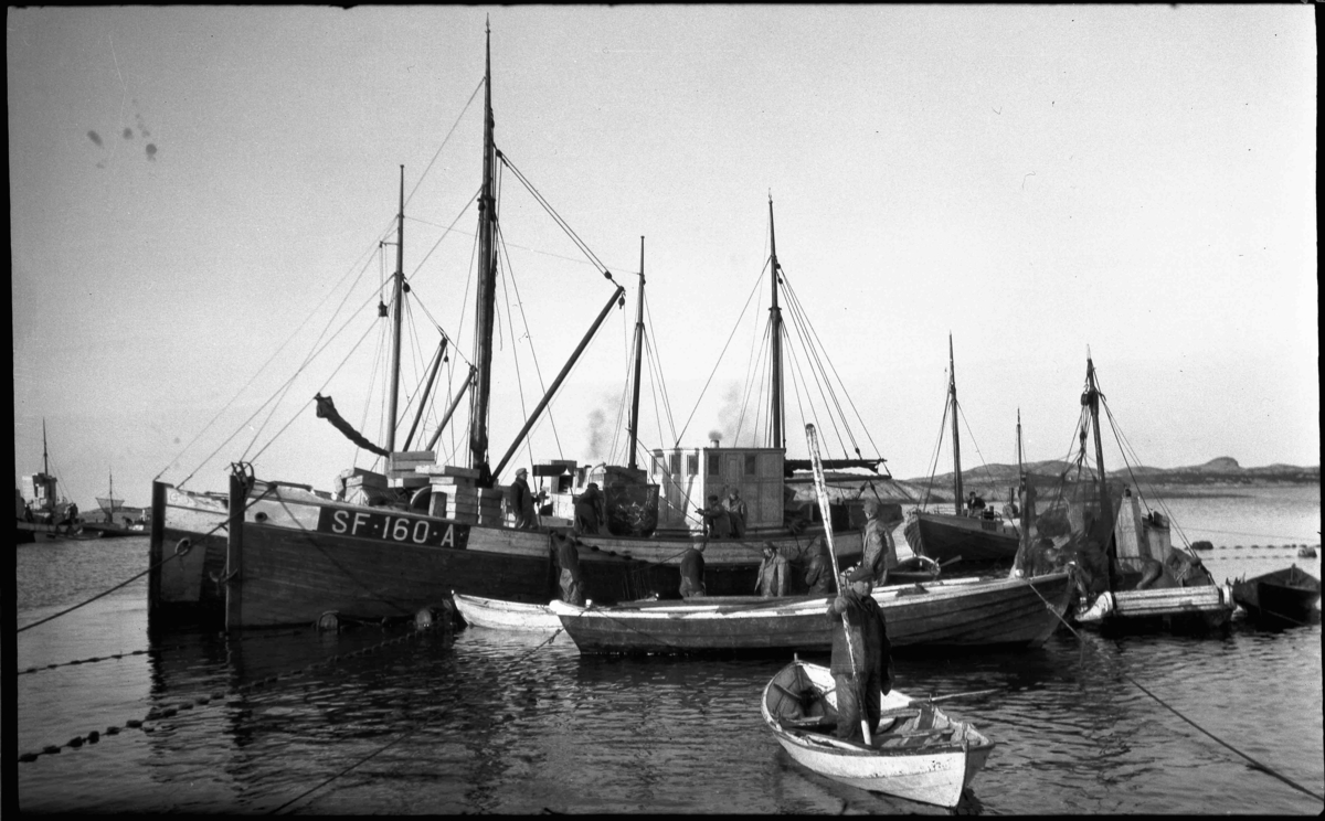 Sildesteng i Bulandet. SF 160 A Mk Fedøy på vintersildfiske med drivgarn i Frøysjøen, Bulandet. Fedøy var bygd i 1927, ein 56 fot lang hardangerkutter eigd av Thomas Fedøy m. fl, Bulandet. Den var den første havgåande kutter i Bulandet som dreiv håbrandfiske. Den vart seinare ombygd til 70 fot.