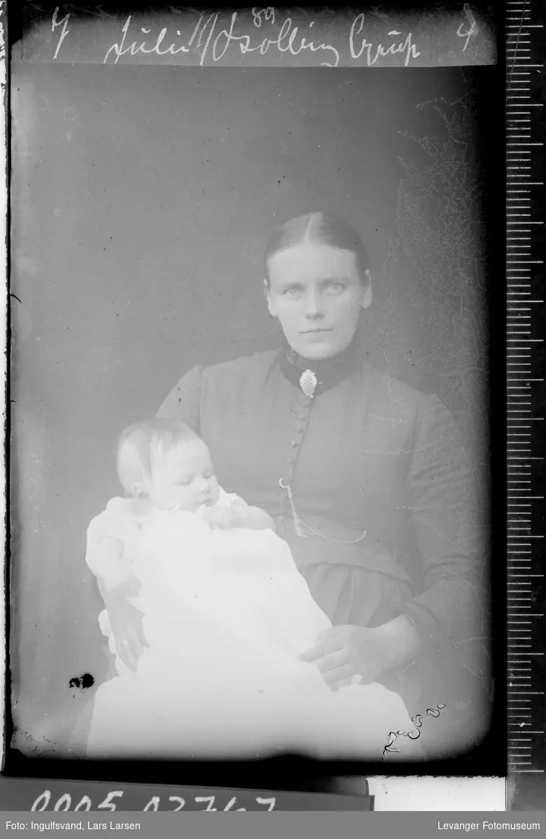 Portrett av kvinne med et lite barn på fanget.
