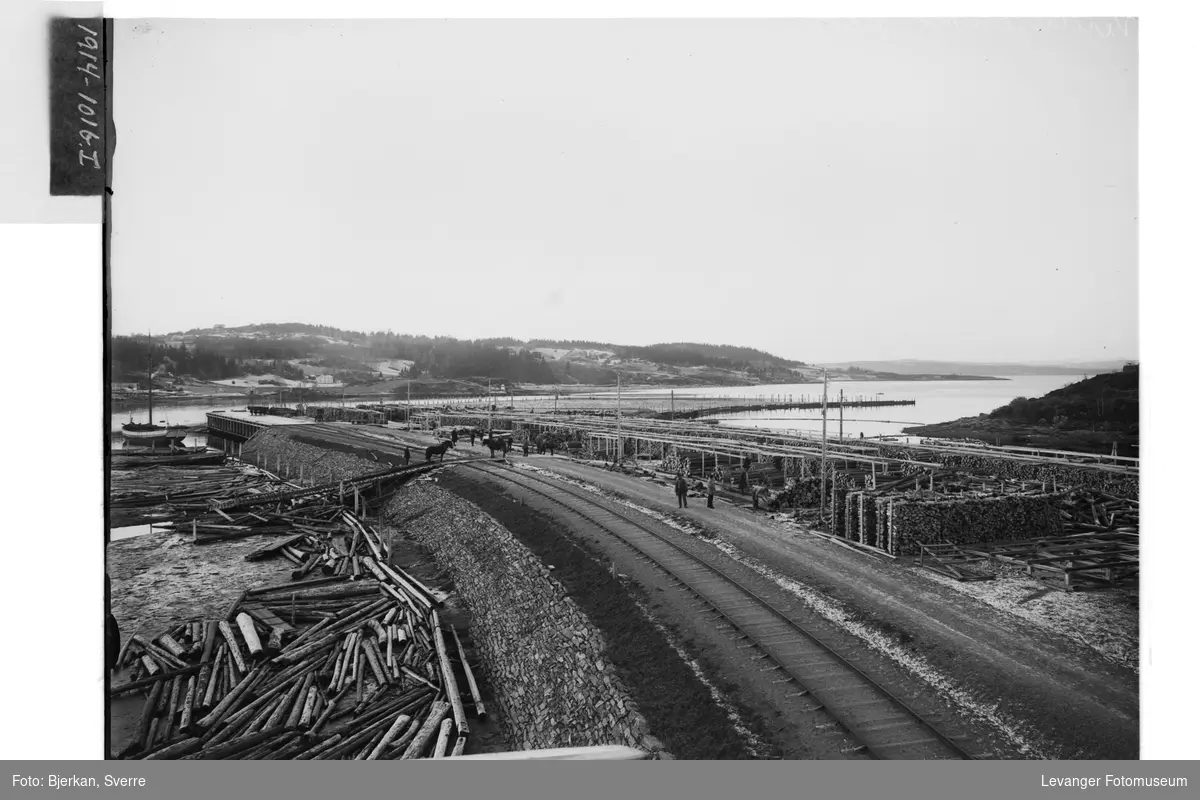 Jernbanesporet utover mot havna i Levanger