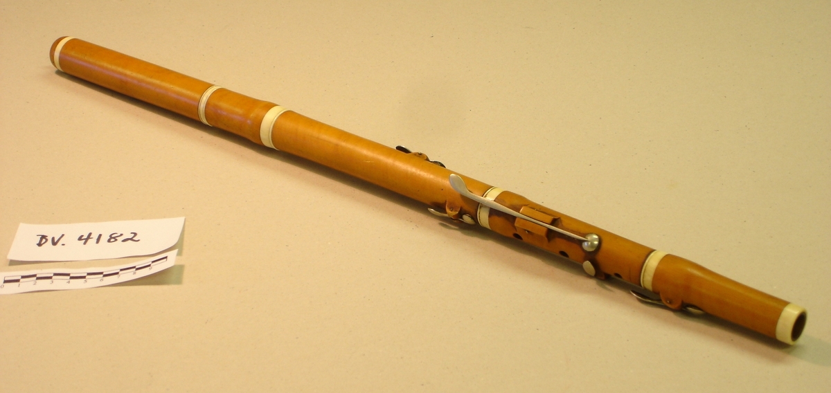 Fløyte i tre deler med seks klaffer. Buksbaum (?) med elfenben forsterkninger.