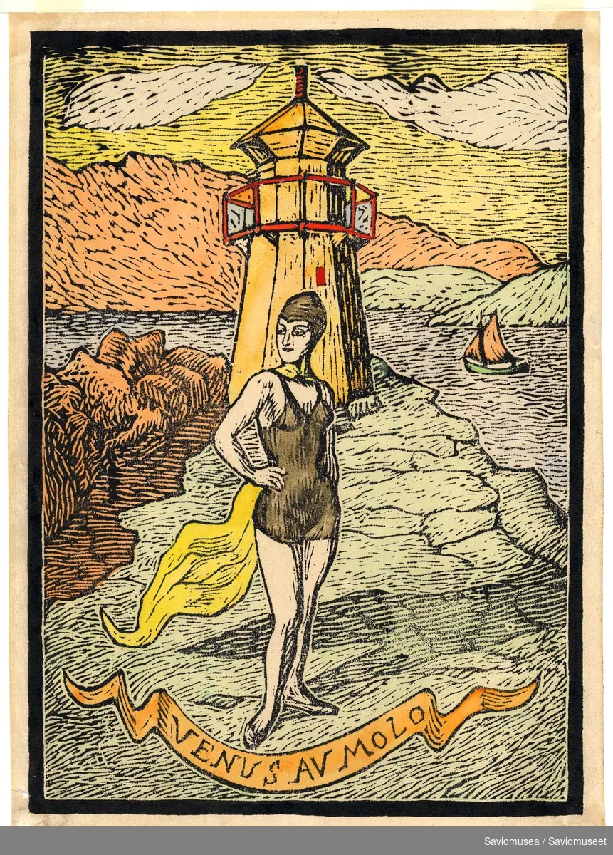 Kvinne i badedrakt, badehette og kappe står foran et fyrtårn. Foran henne er banner med påskriften "Venus av molo". Kystlandskap med seilbåt i bakgrunnen.