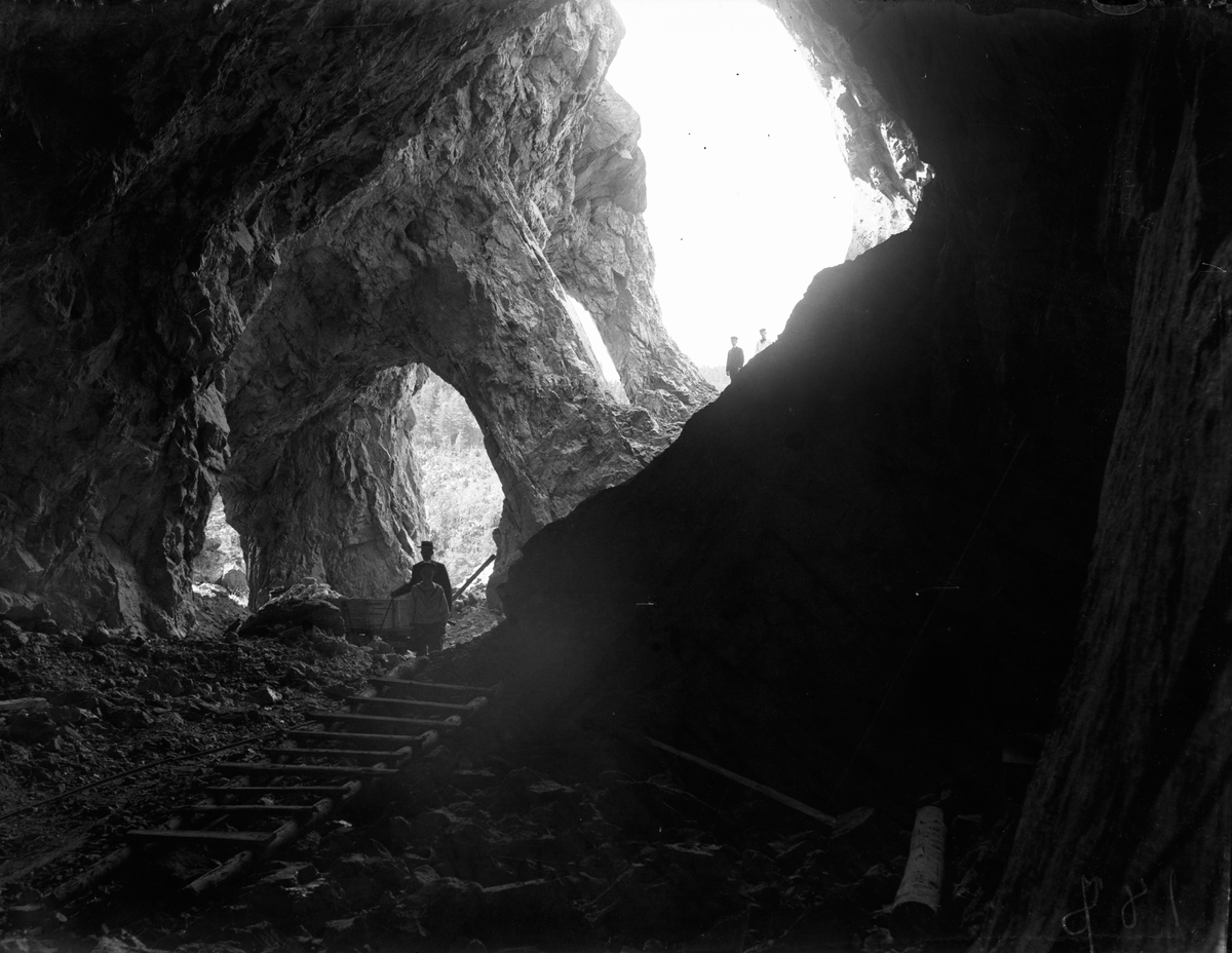 Fra gruvedrift tre menn og en gutt i Tangenbruddet ved Kammerfosselven, Kragerø. Bildene er sannsynligvis tatt i 1906.