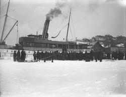 Ombordstigning i Kystbåten fra isen utenfor Øya 15/3-1917. F