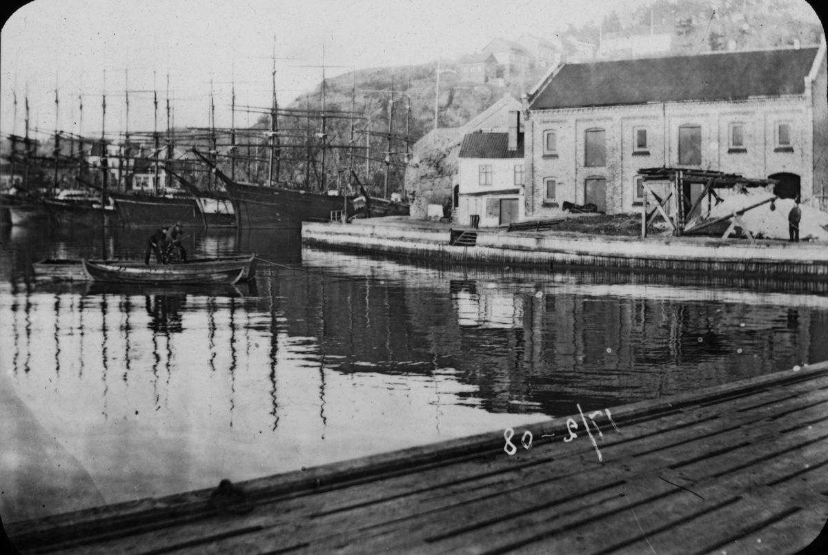 Seilskuter ligger ved dampskipskaia, Kragerø . 17/2 1908.
