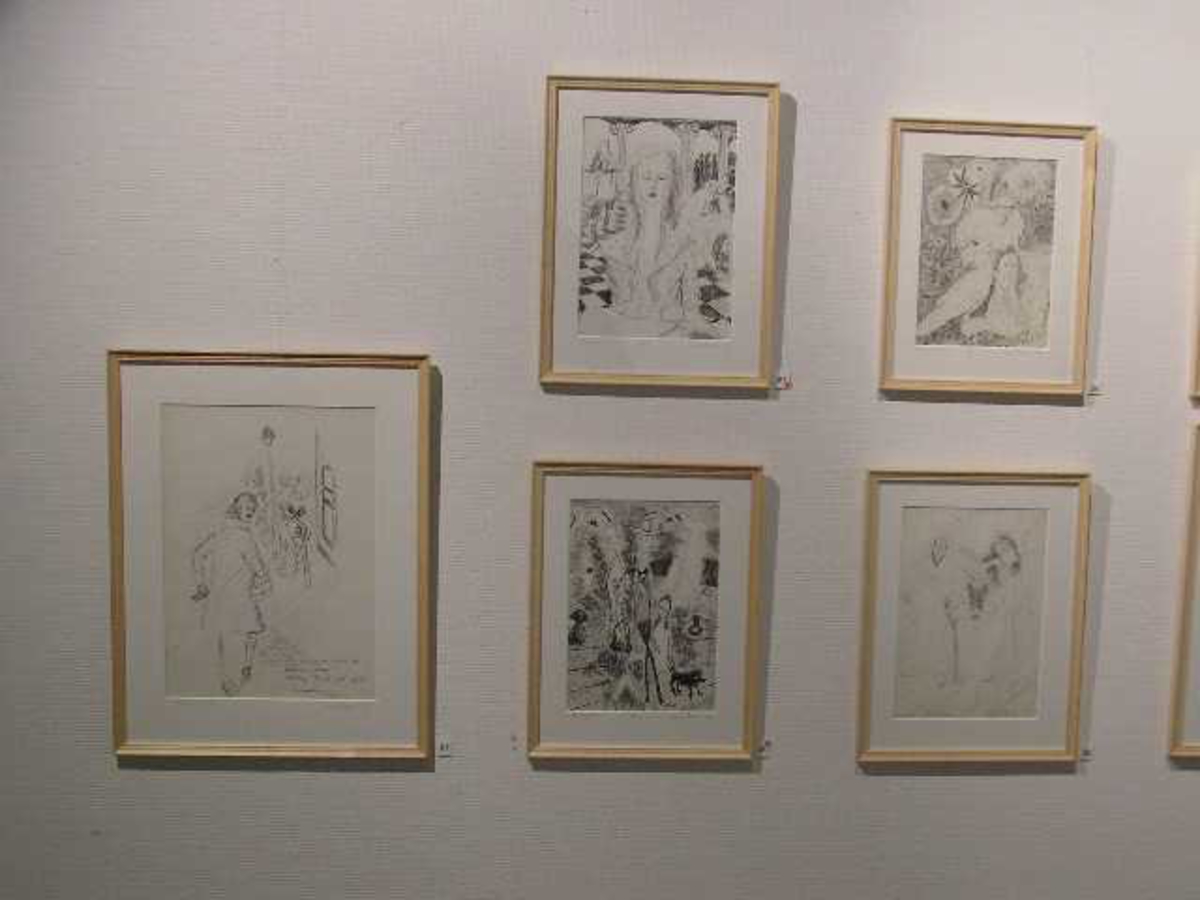 Utstillingen "Latter og Tårer" av tegningene til Synnøve Tangen (1929-2005) 2004 i malerisalen på Berg-Kragerø Museum