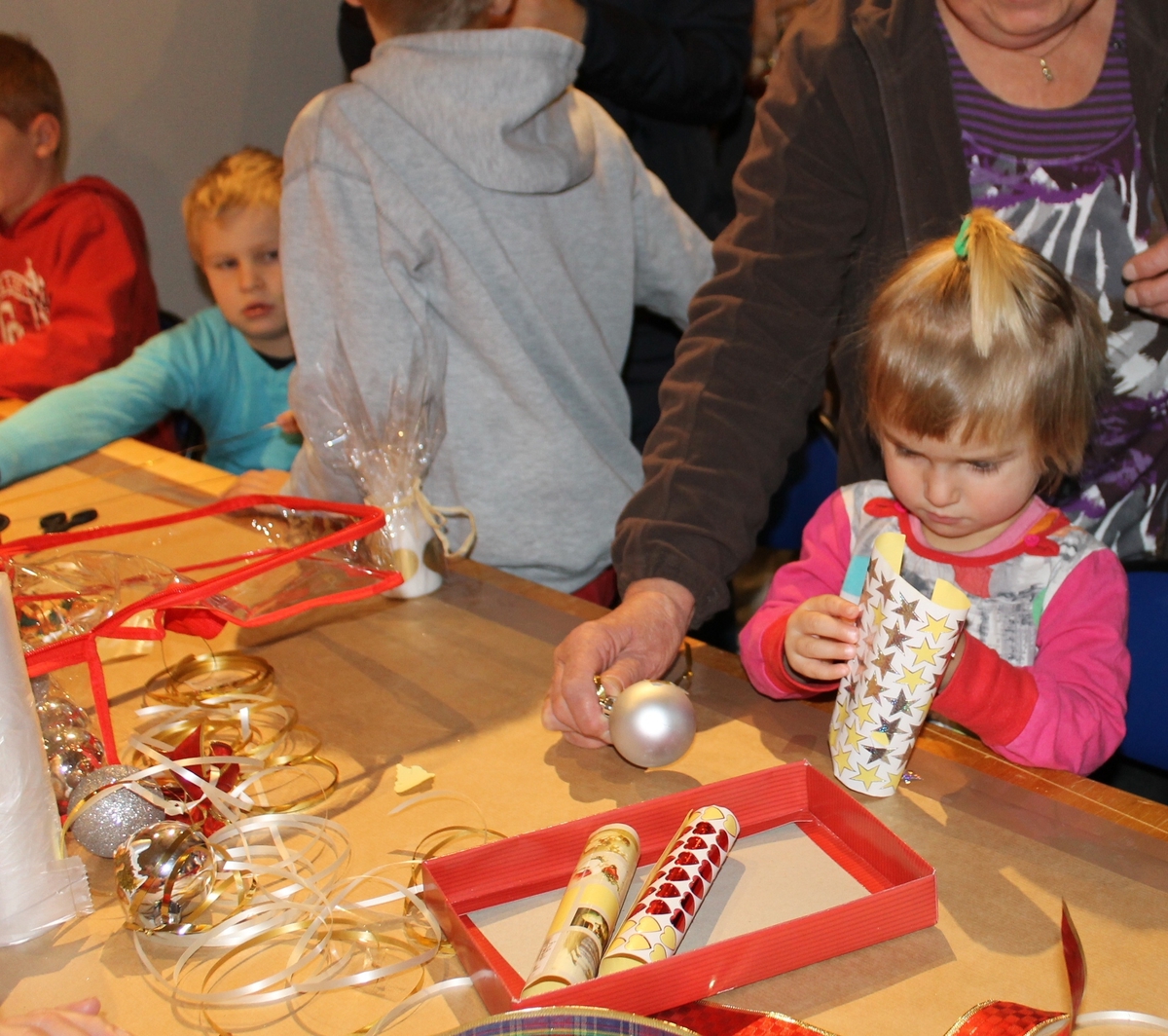 Juleverksted på Berg-Kragerø Museum den 24.11.2013. Kragerø Husflidslag arrangerer. Barna lagde juleduker, dyppet lys, pyntet kuler, lagde julekurver og kort og lagde helikopter og busser.