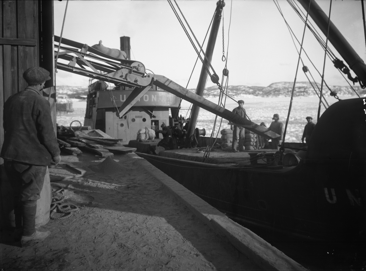 Lasteskip med mannskap fotografert på en av Unionbåtene.