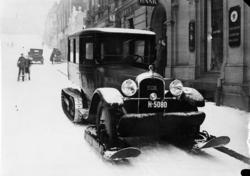 Bil med ski og beltehjul fotografert. Bilen er en Citroën Ke