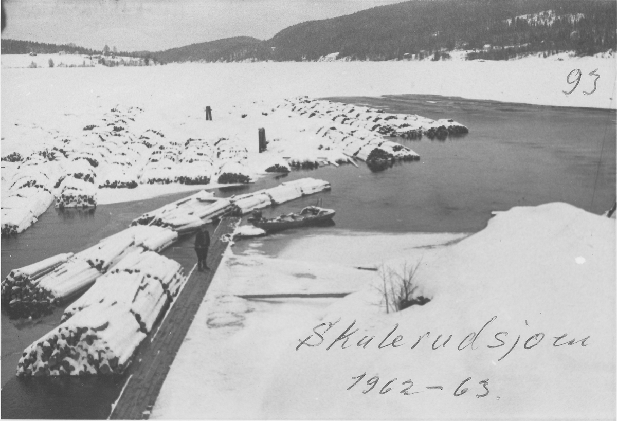 Skulerudsjøen 1962-63, vinter, tømmerbunter i vannet