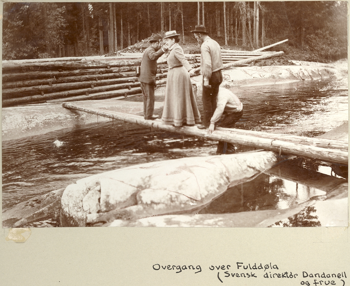 Direktør E. Dandanell og frue går over Fulldøla, Follsjå, Notodden, 1902