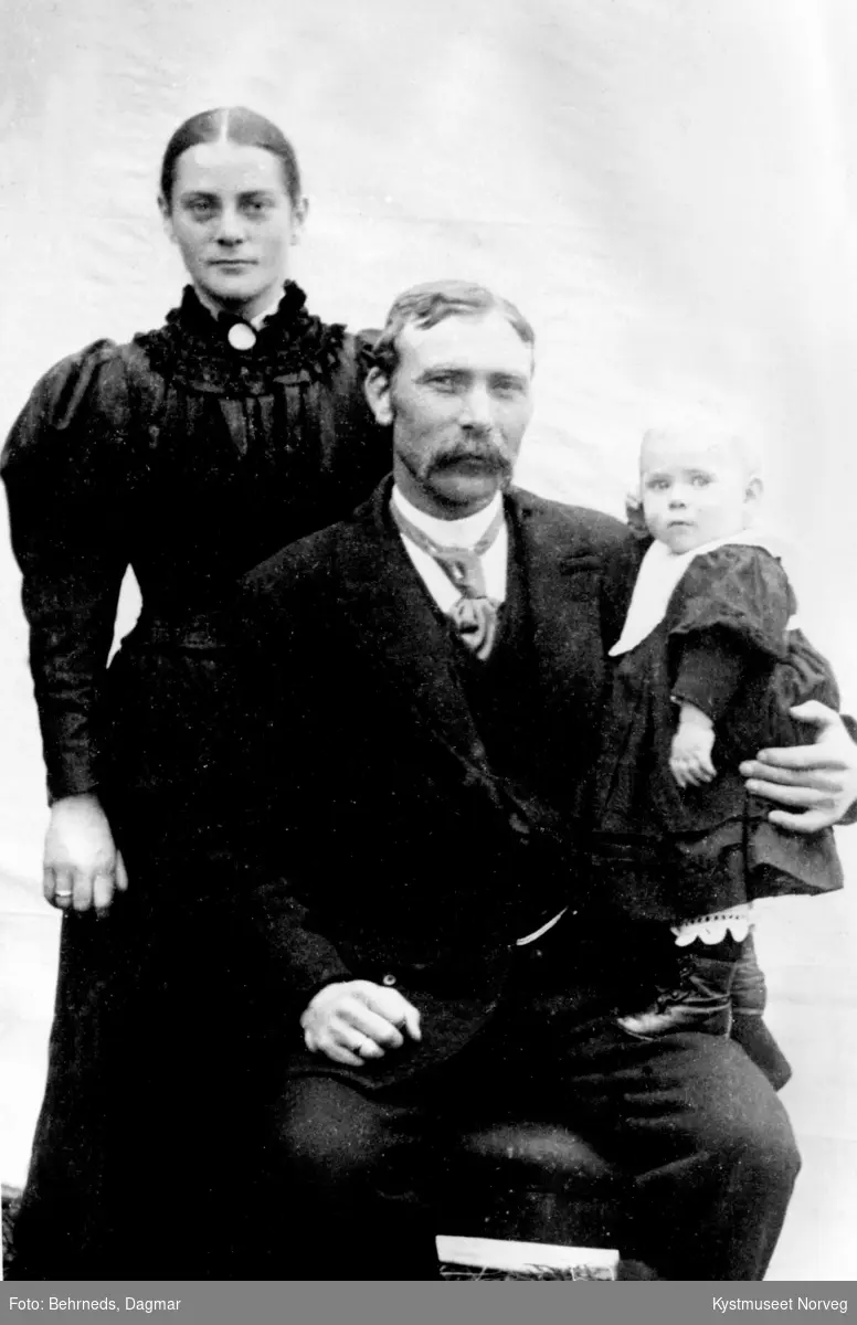 Johan Petter Jensen Ulsund med hustruen Hanna Kristine Moe Anziøen og datteren Gudrun