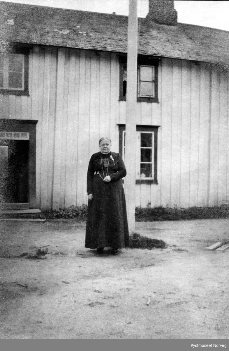 Kjøpmannsfruen Betzy Berg foran "Borgstua" ved Berggården