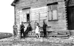 Anna Strand med barna fra venstre: Ragna, Gisle, Einar, Glad