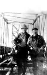 Fra venstre Johan Busch og ? Torsbotten på broarbeid over Kl