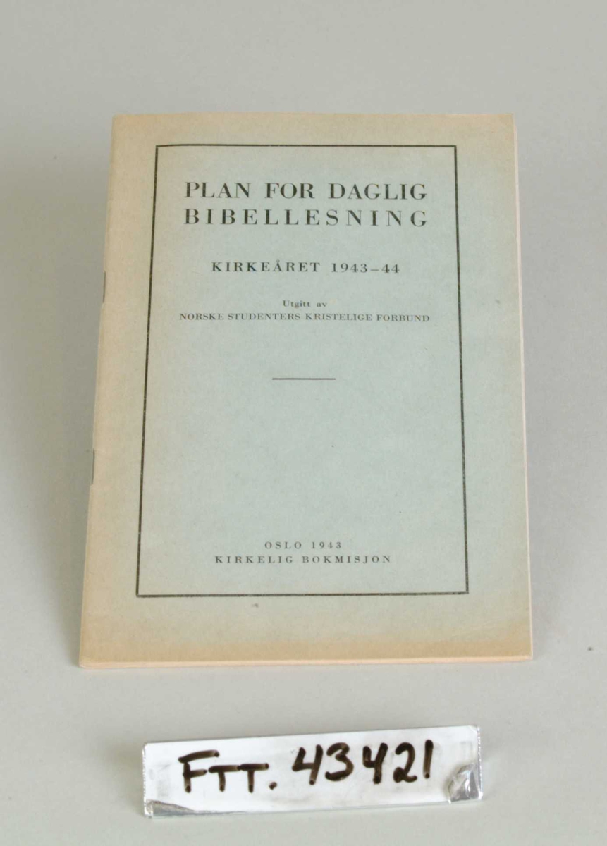 Et hefte med plan for daglig bibellesning i kirkeåret 1943-44. Utgitt av Norske Studenters Kristelige Forbund Oslo 1943.