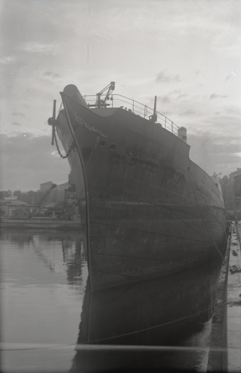 [från fotobeskrivningen:] [---] "F d 4-mastbarken MOSHULU avriggad som magasin (hulk) i Hammarbyhamnen, Stockholm 1948." [---]