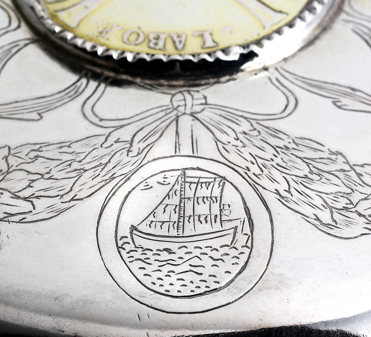 Løvemotiv på lokk, guirlandere., innsmidd mynt fra 1683 i lokket.