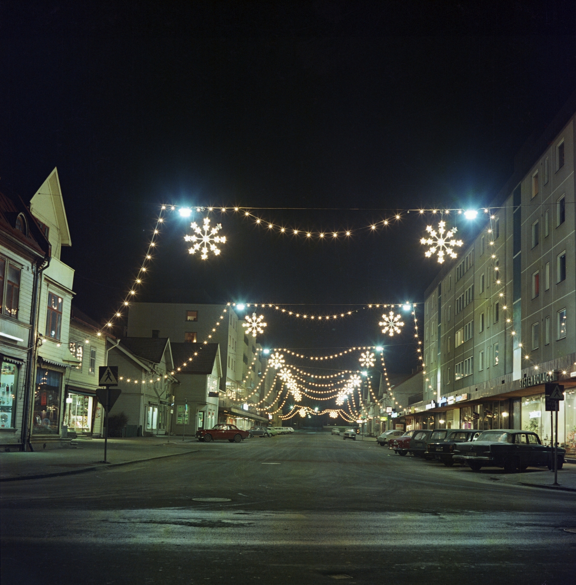 Diverse butiker utmed Rosenborgsgatan i Huskvarna där julbelysningen är uppsatt.