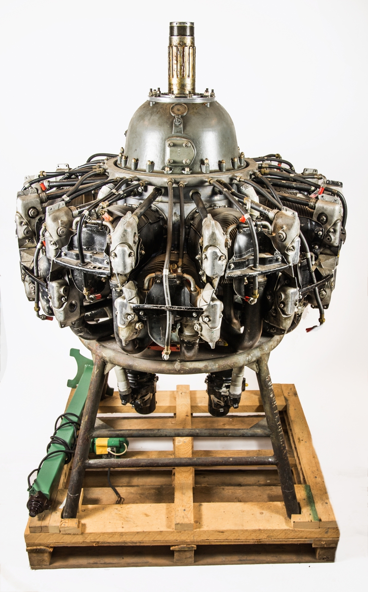 Flygmotor STW C 3. Individ nr: 1154. Motorn försedd med 2 st magneter av fabrikat Bendix -Scintilla typ Sf14L-3 individ nr: 4812 och 1789. 
Motorn använd i Fpl J 22, B 17 och B 18.