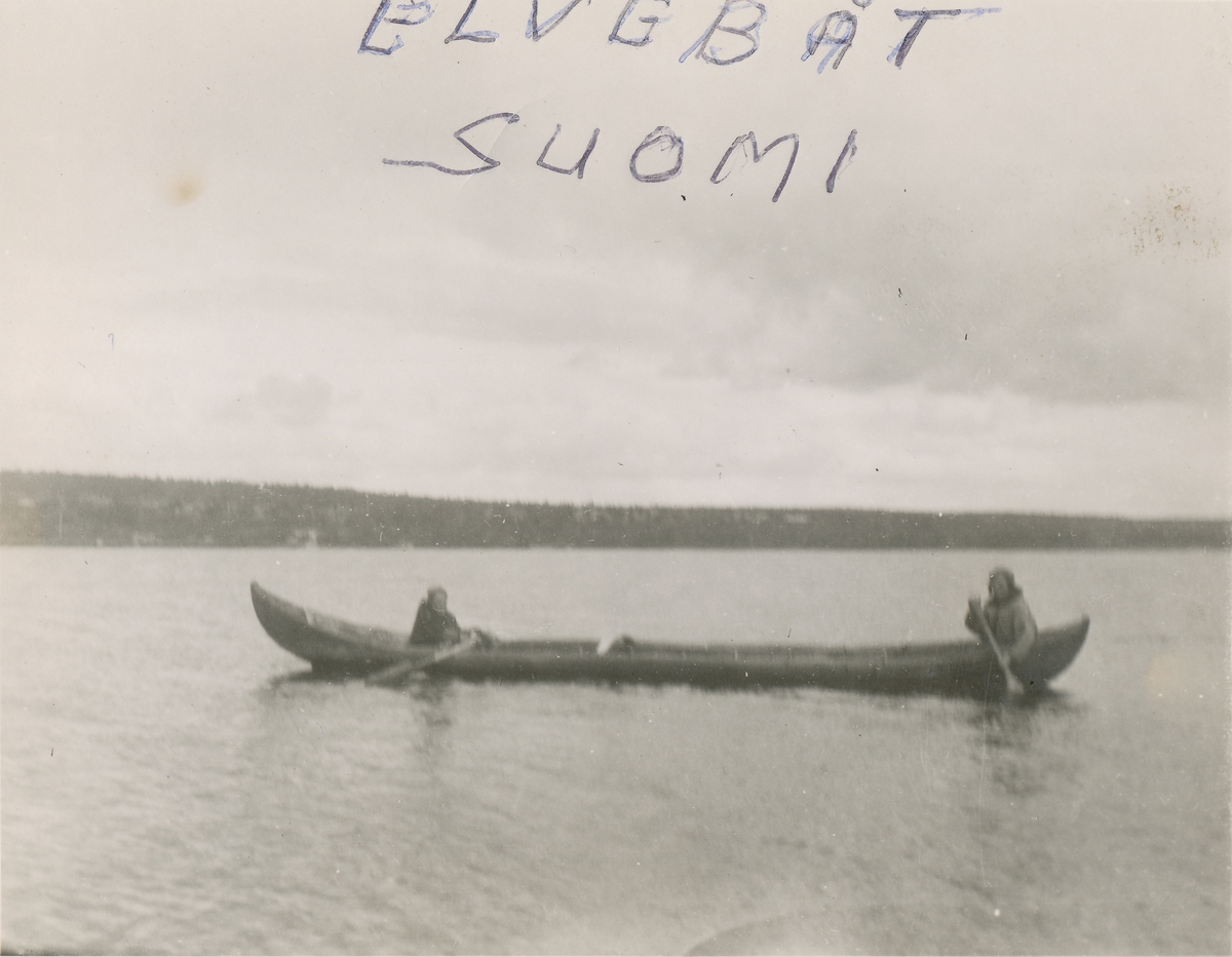 To mennesker i en elvebåt i Finland.