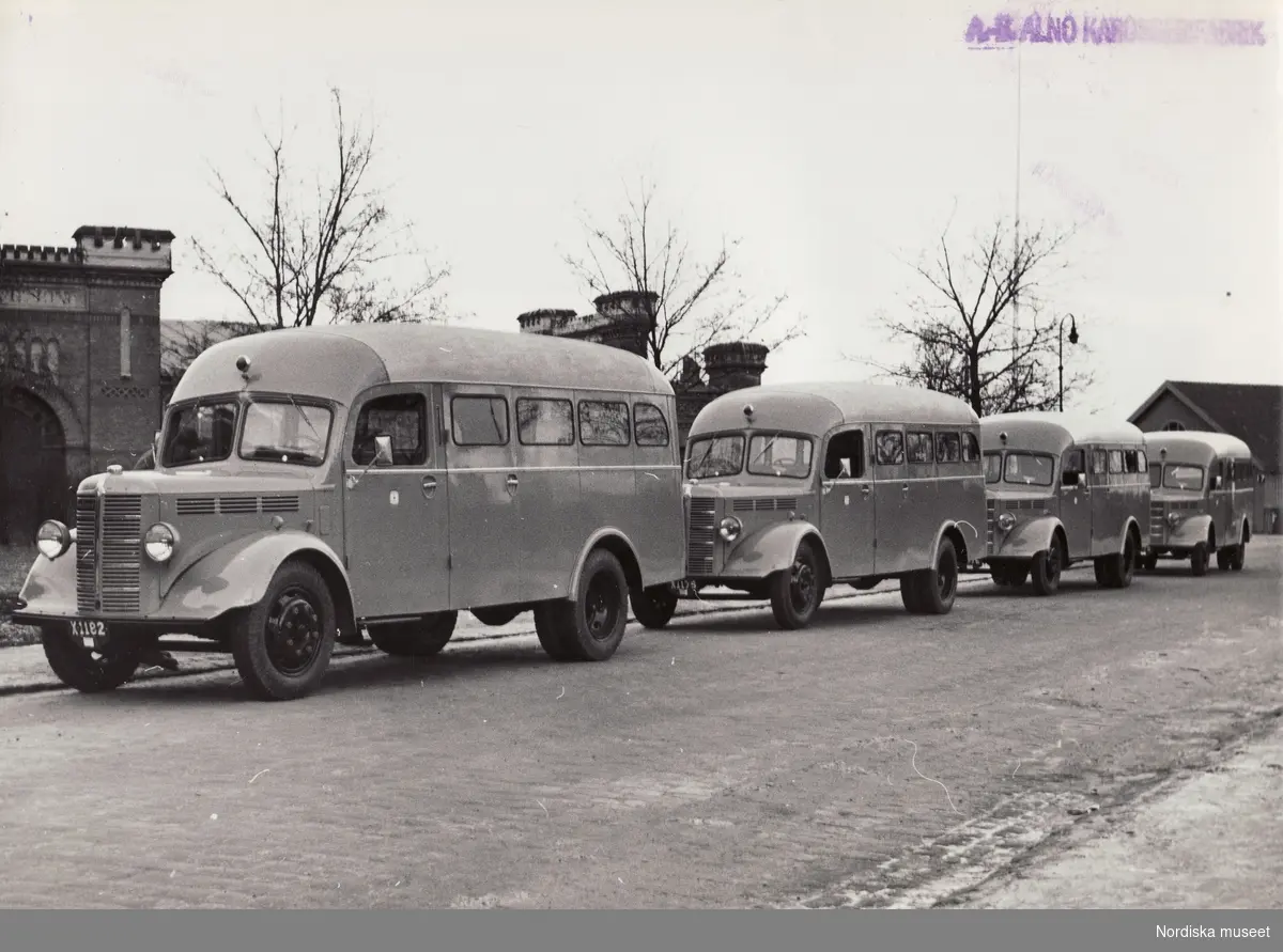 General Motors Nordiska Ab. Bedford bussar 1939.  "Interrimsskyltarna, som visar att det är nya bilar, börjar på X vilket är Gävleborgs län. Bilden är stämplad AB Alnö Karosserifabrik."