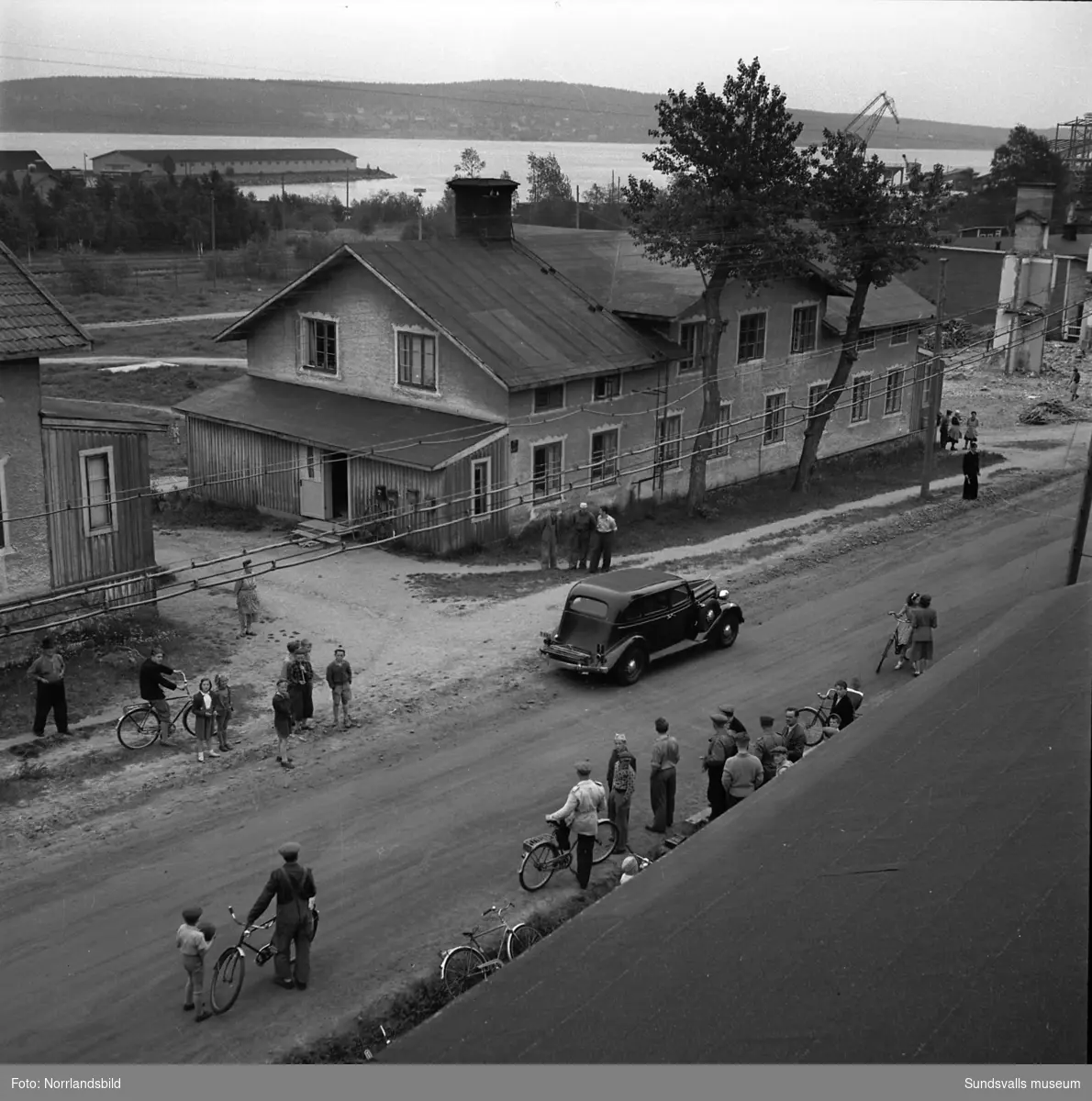 Folksamling då polisen utreder en trafikolycka på Kubikenborg 1950.